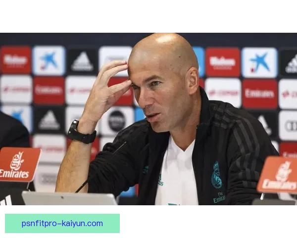 齐达内职业高光：技术与荣誉的完美结合，展现出非凡的足球天赋